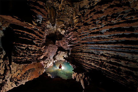 Trong mùa mưa (từ tháng 11 tới tháng 4 năm sau), các nhà thám hiểm có thể vào hang Kén