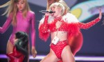 Miley lại gây chiêu trò phản cảm trong concert